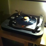The rear tonearm is for stereo, and the grey tonearm on the right is used for mono LPs.